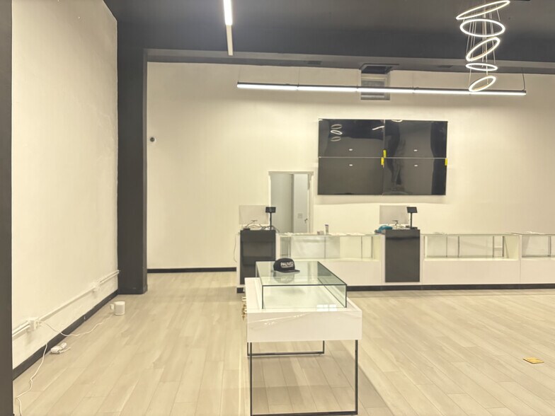 More Photos Of 506 S San Vicente Blvd, Los Angeles Storefront Retail Office For Sale