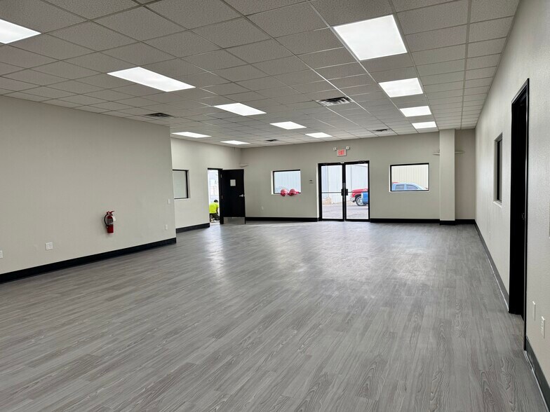 More Photos Of 203 W Delhi, North Las Vegas Warehouse For Lease