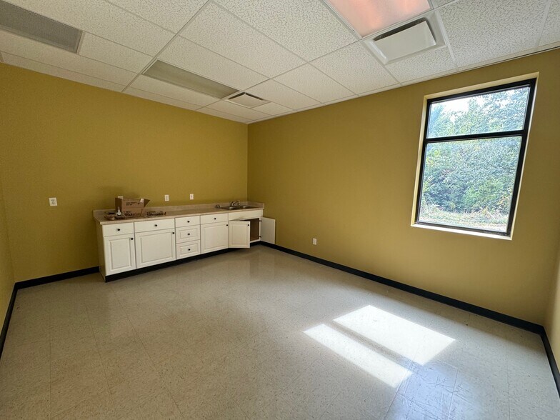 More Photos Of 15415 Pinehurst Dr, Basehor Office For Sale