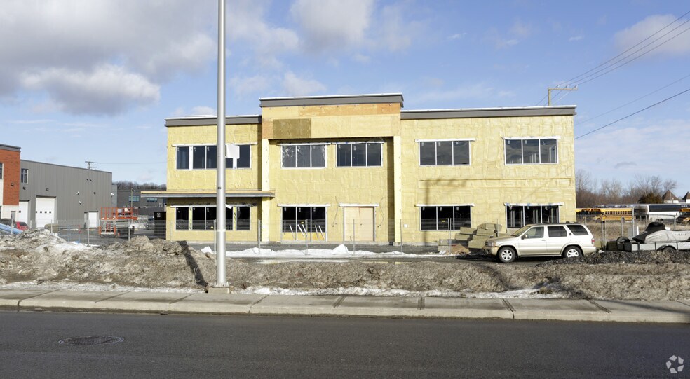 More Photos Of 5100 Rue Bernard-Lefebvre, Laval Light Distribution For Sale