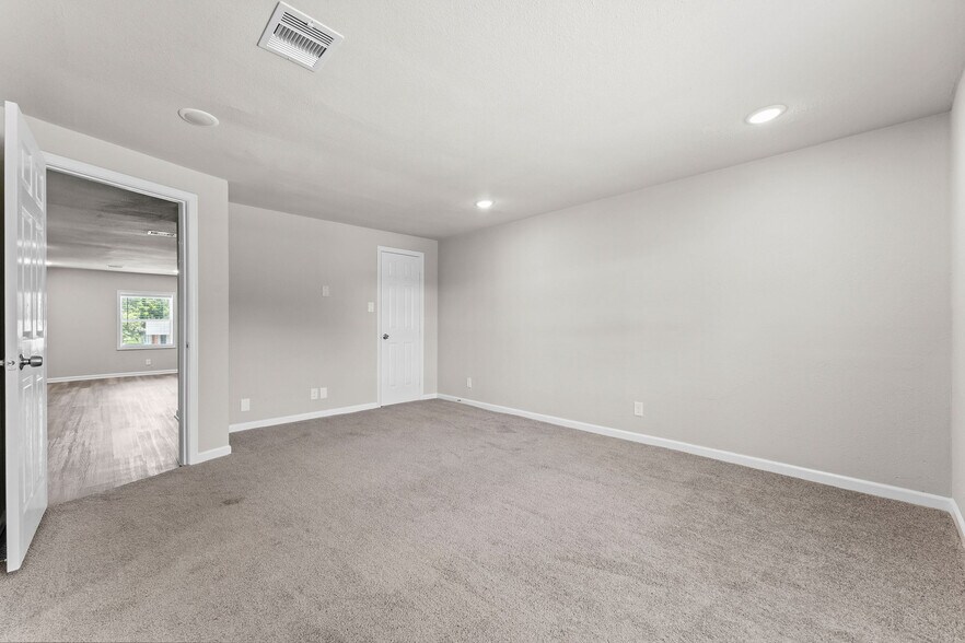 More Photos Of 6640 W Montgomery Rd, Houston Office For Sale