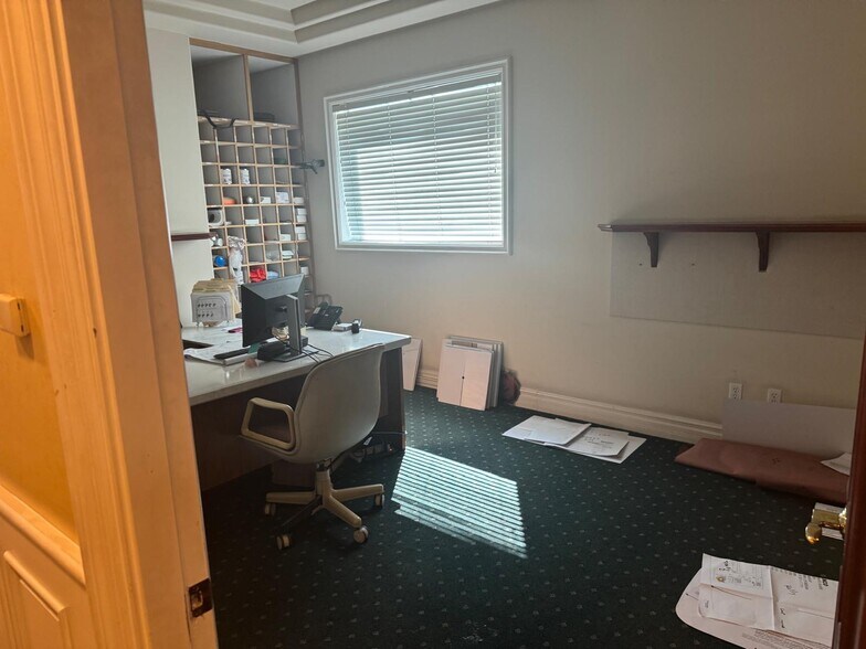 More Photos Of 909 E Arlee Pl, Anaheim Warehouse For Lease