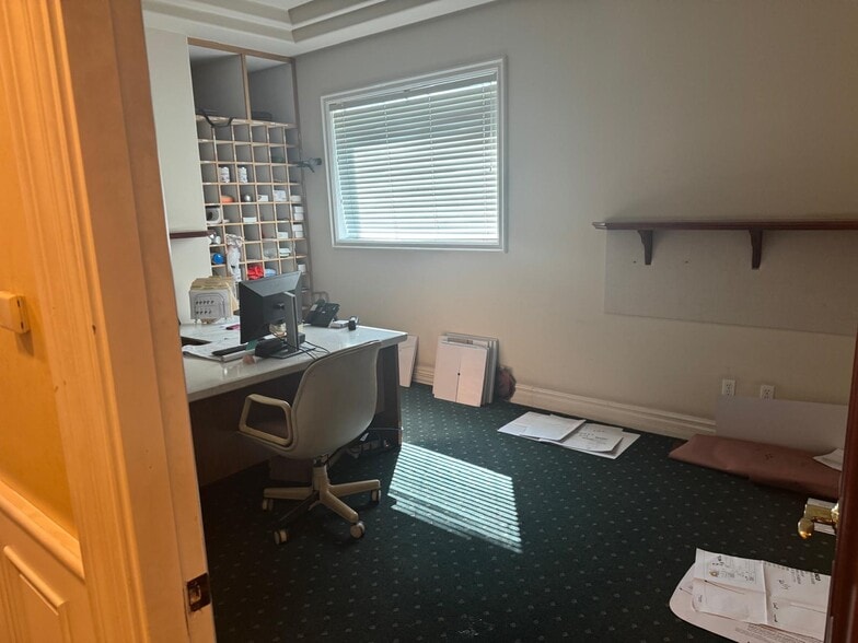 More Photos Of 909 E Arlee Pl, Anaheim Warehouse For Lease