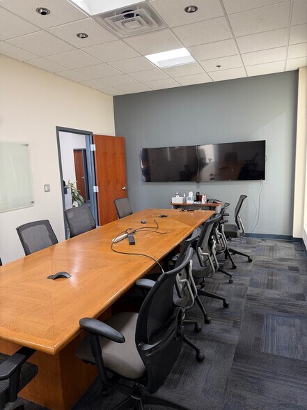 More Photos Of 430-444 Virginia Dr, Fort Washington Flex For Sale