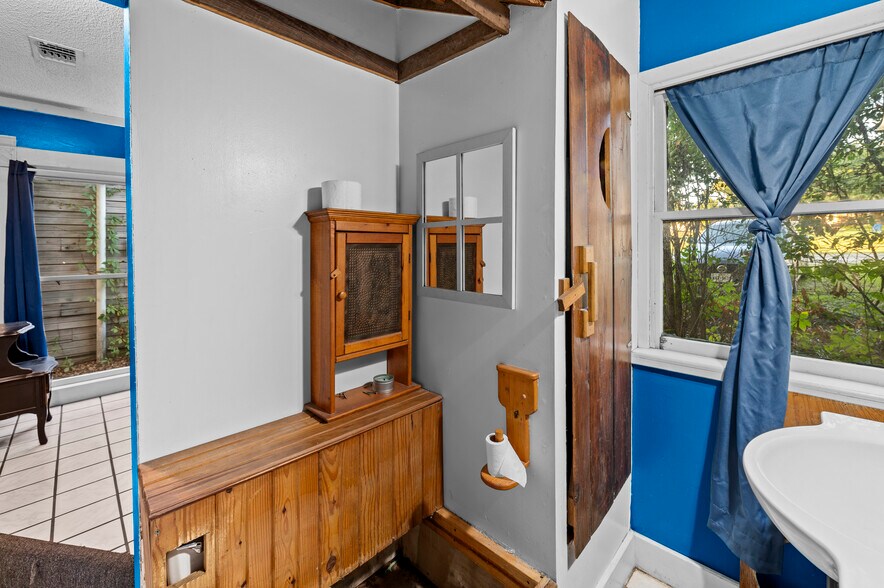 More Photos Of 202 N Newsom St, Mineola General Retail For Sale