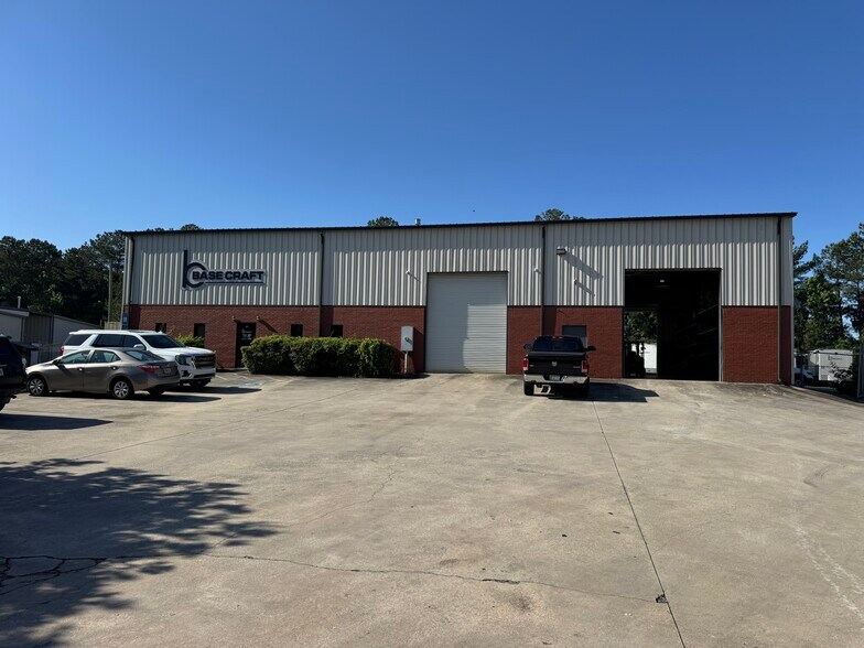 More Photos Of 118 Park West Dr, McDonough Showroom For Lease