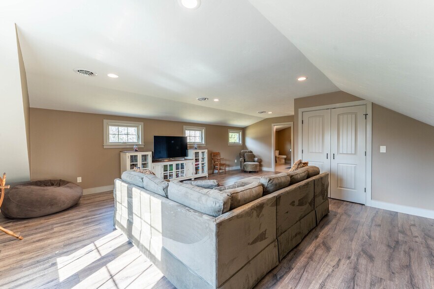 More Photos Of 110 Wauregan Rd, Canterbury Flex For Sale