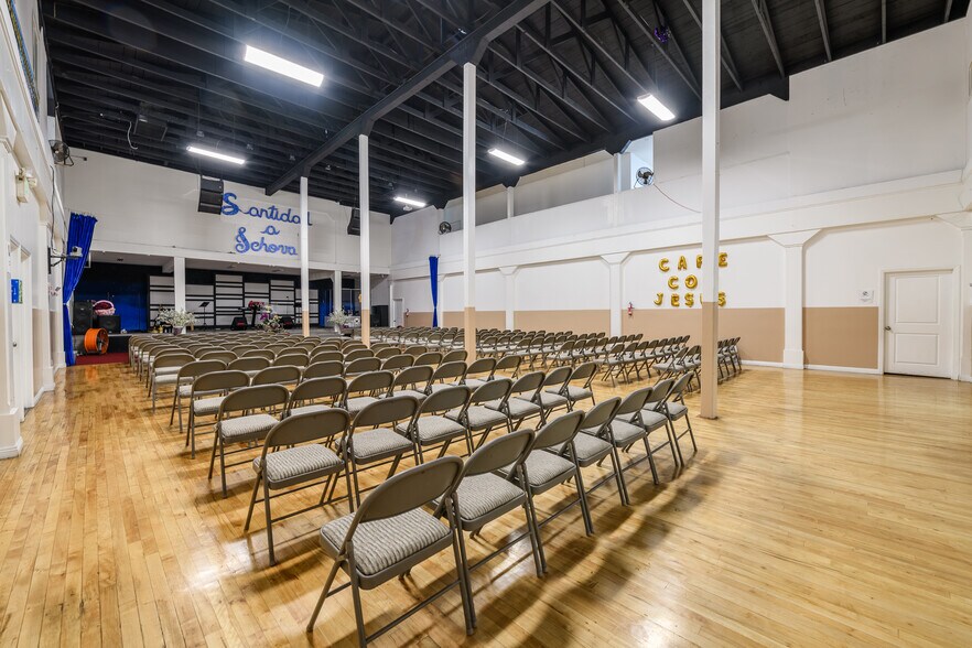 More Photos Of 5454 Virginia Ave, Los Angeles Showroom For Sale