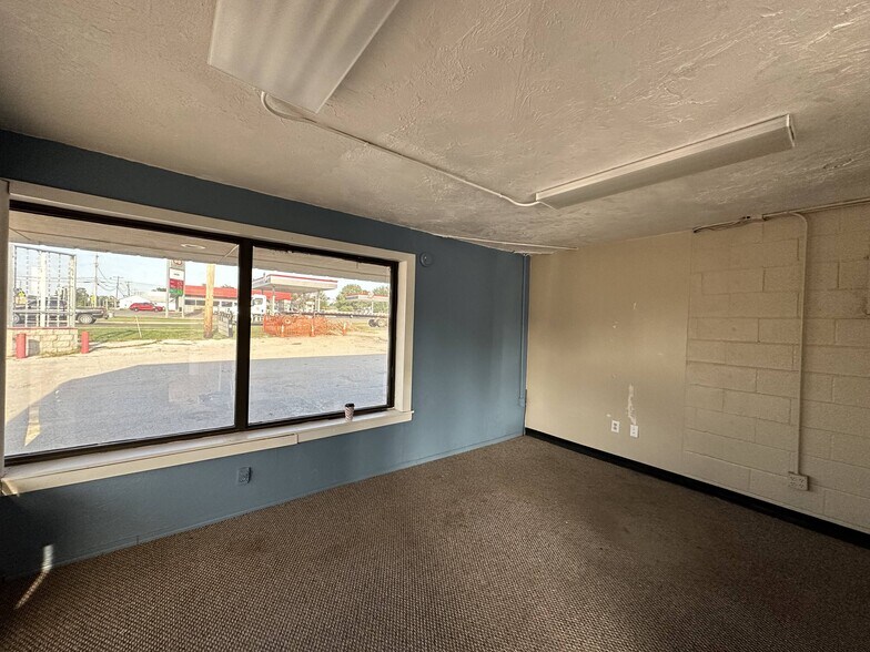 More Photos Of 110 W Carl Hubbell Blvd, Meeker Storefront Retail Office For Sale