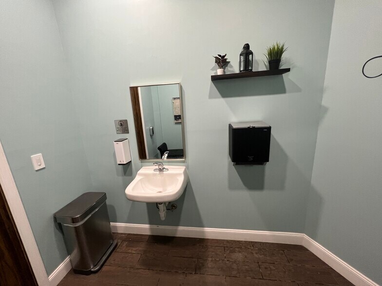 More Photos Of 10804 Wilkshire Blvd, Bolivar Office For Sale