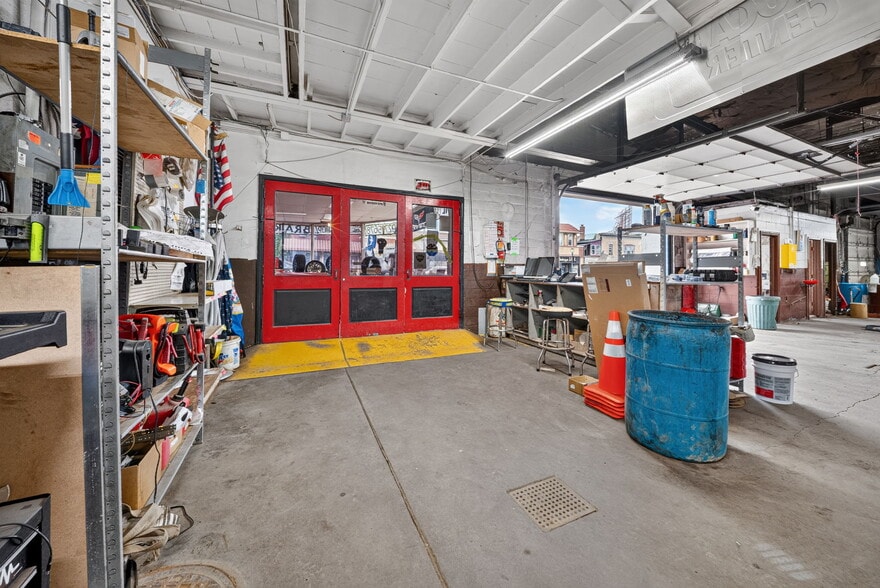 More Photos Of 5009 Xerxes Ave S, Minneapolis Auto Repair For Sale