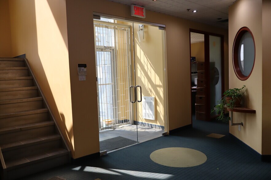 More Photos Of 2655 Rue Michelin, Laval Warehouse For Lease