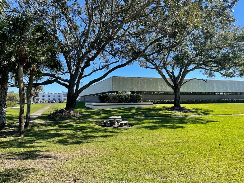 More Photos Of 505 N John Rodes Blvd, Melbourne Light Manufacturing For Lease