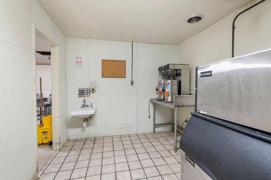 More Photos Of 510 E Bonham St, Jefferson Medical For Sale