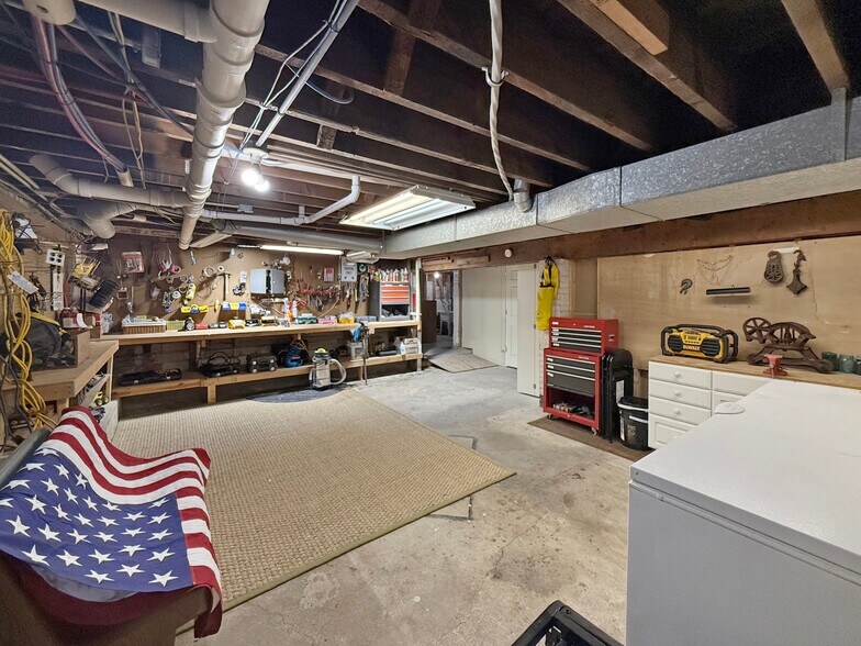 More Photos Of 112 N 2nd Ave W, Newton General Retail For Sale