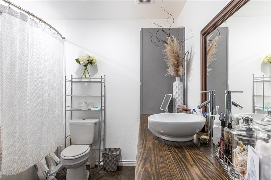 More Photos Of 1817 S Morgan St, Granbury Auto Dealership For Sale