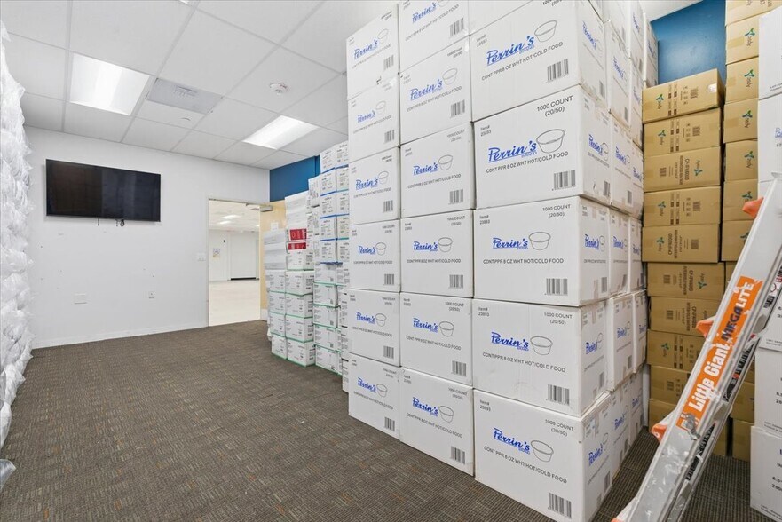 More Photos Of 6110 Variel Ave, Woodland Hills Research And Development For Lease