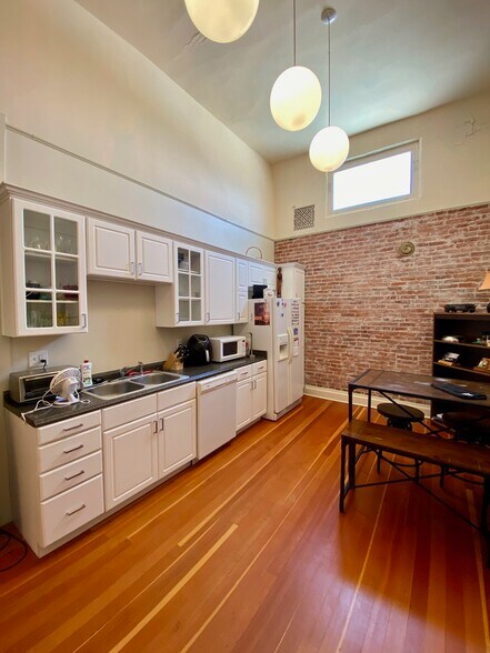 More Photos Of 203-207 E Main St, Hillsboro Storefront Retail Office For Sale