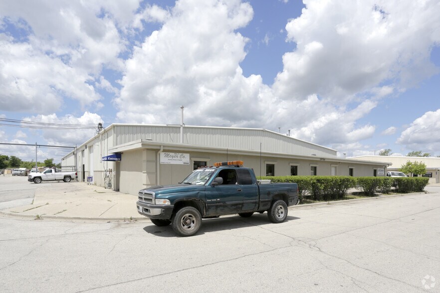 More Photos Of 29900 N Skokie Hwy, Lake Bluff Warehouse For Lease