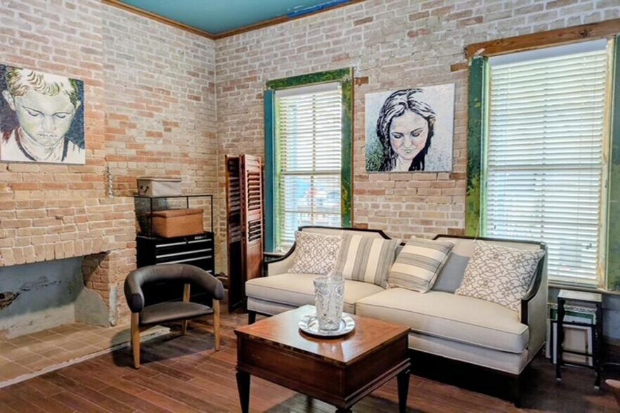 More Photos Of 828 E 15th St, Brownsville Office For Sale