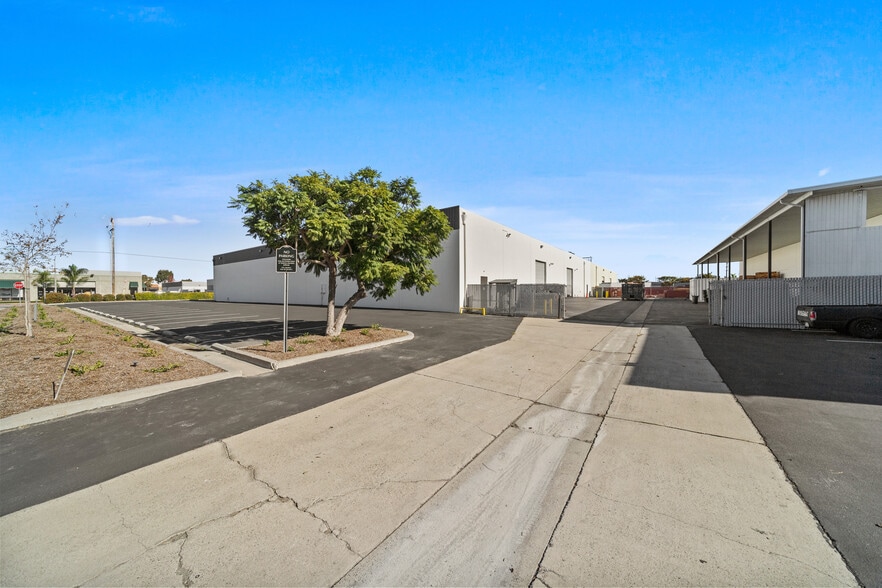 More Photos Of 5412 McFadden Ave, Huntington Beach Warehouse For Lease
