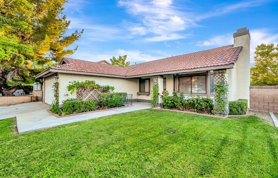 Primary Photo Of 43903 Kennsington Pl, Lancaster Healthcare For Sale