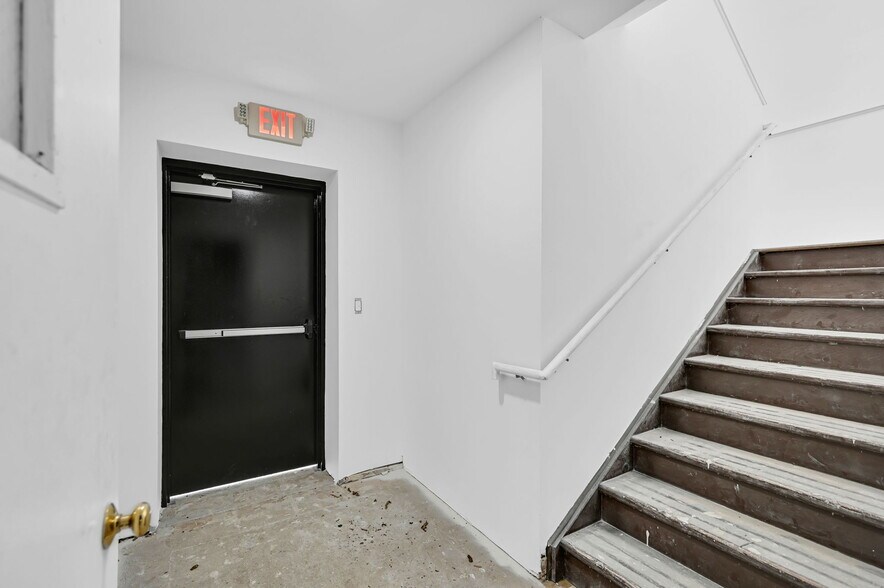 More Photos Of 4 Union Pl, Newton Flex For Lease