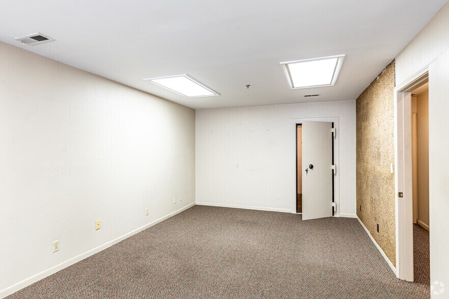 More Photos Of 1813-1831 Holmes St, Kansas City Light Distribution For Sale