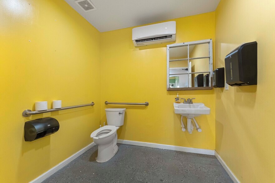 More Photos Of 1352 N Main St, Jacksonville Auto Dealership For Lease