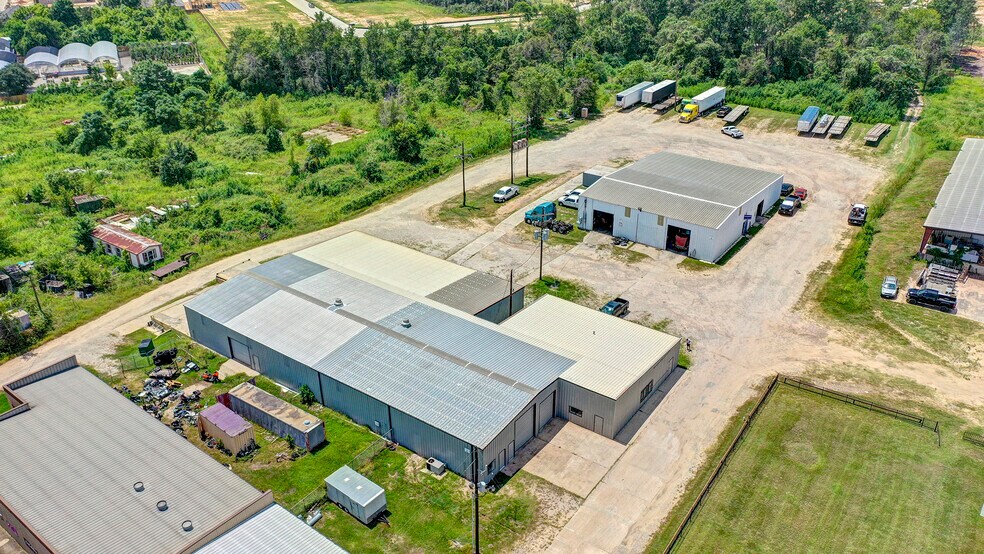 More Photos Of 11737 & 11739 Highway 75, Willis Warehouse For Lease