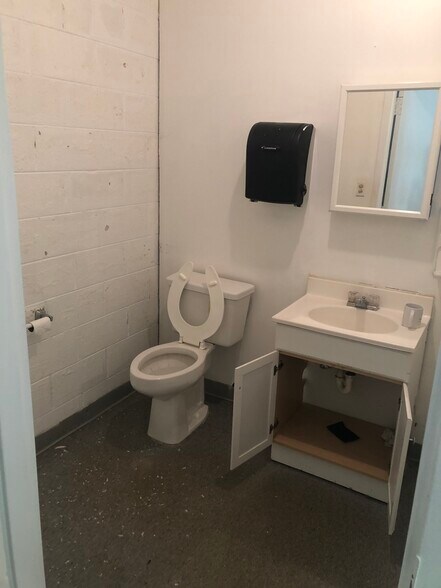 More Photos Of 927-967 W Golf Rd, Schaumburg General Retail For Lease