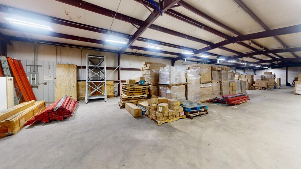 More Photos Of 908 SE 21st St, Bentonville Showroom For Lease