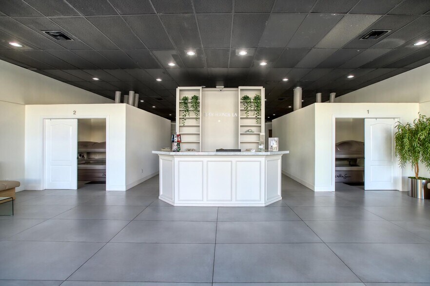 More Photos Of 2240 Honolulu Ave, Montrose Storefront For Lease