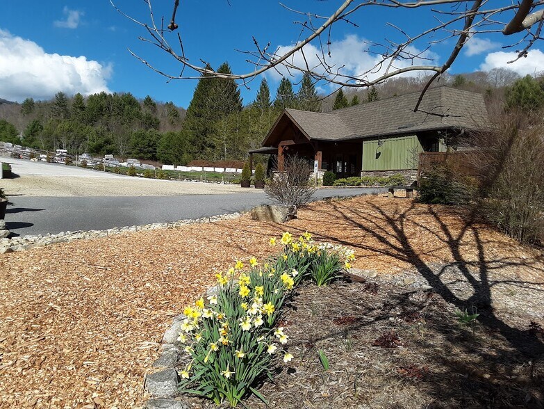 More Photos Of 444 S Beech Mountain Pky, Banner Elk Office For Sale
