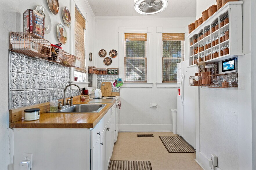 More Photos Of 623 Augusta, San Antonio Office For Sale