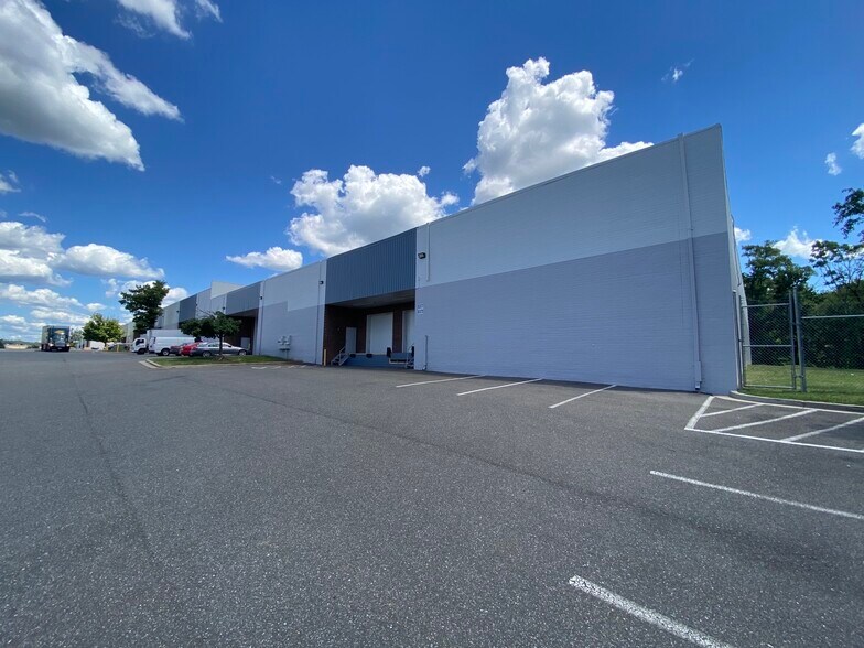More Photos Of 8375-8413 Ardwick Ardmore Rd, Landover Warehouse For Lease