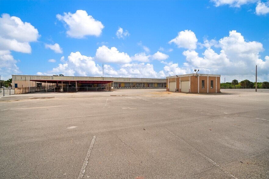 More Photos Of 4600 Park St N, Saint Petersburg Warehouse For Lease