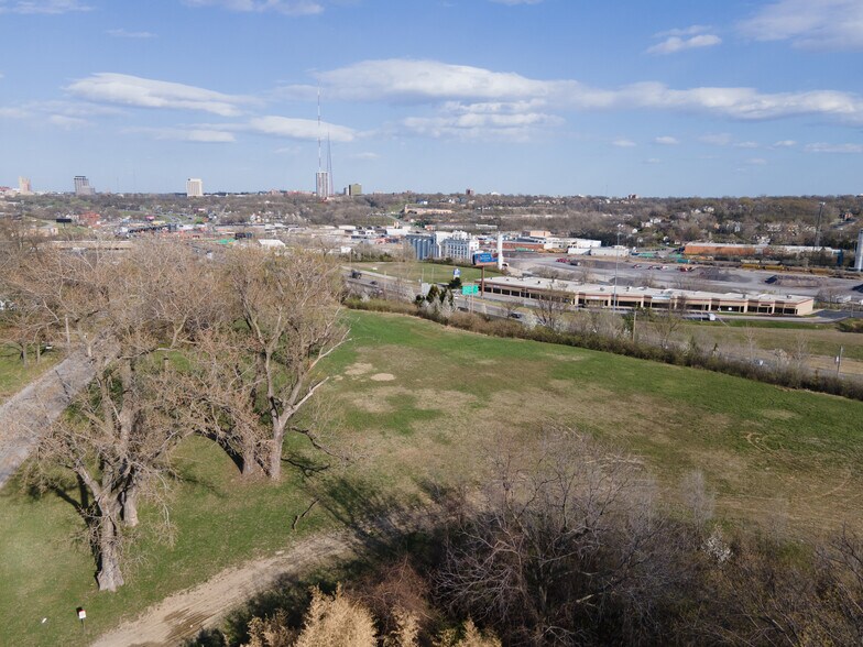 More Photos Of Greystone Ave, Kansas City Flex For Lease