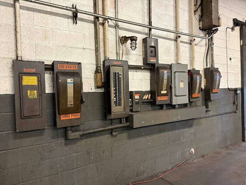 More Photos Of 303 E Parson St, Galion Manufacturing For Sale