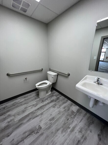 More Photos Of 192 Oakland Pky, Leesburg Office For Lease