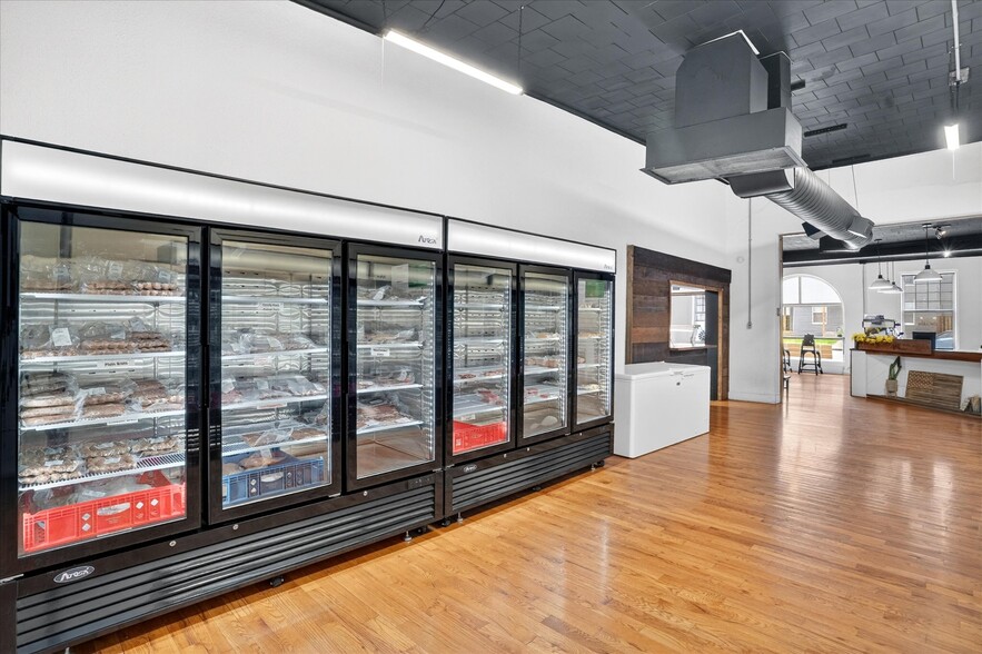 More Photos Of 33 W Olive St, Aurora General Retail For Sale