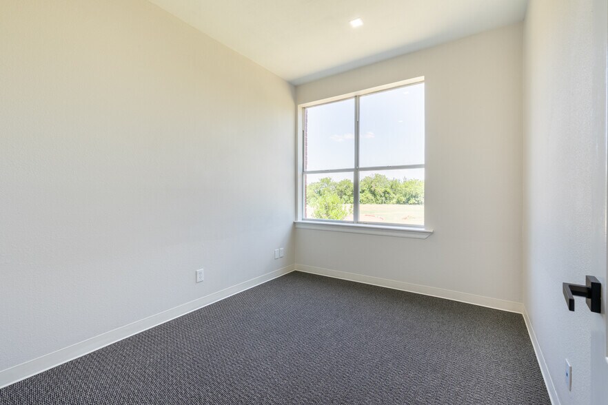 More Photos Of 1307 W Abram St, Arlington Office For Lease