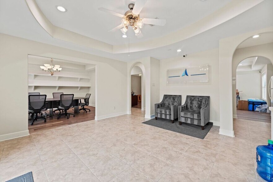 More Photos Of 10400 Main St, Houston Showroom For Lease