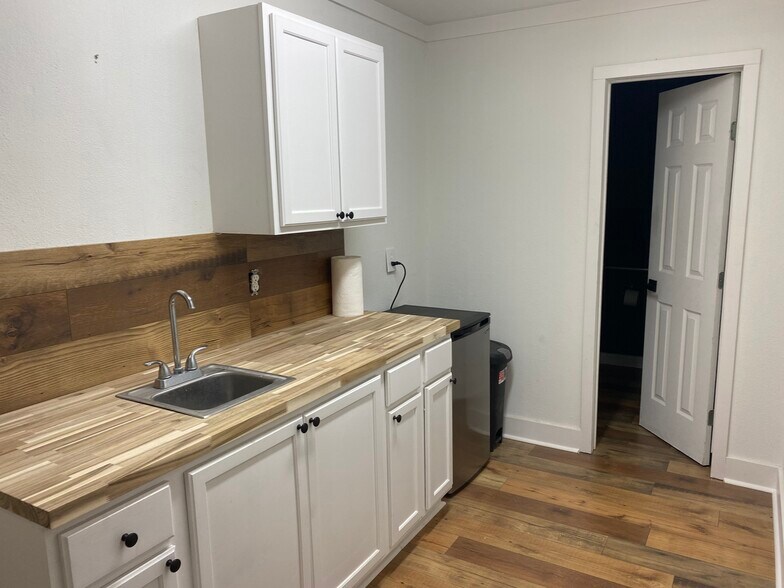 More Photos Of 585 S Morrison Blvd, Hammond Showroom For Sale