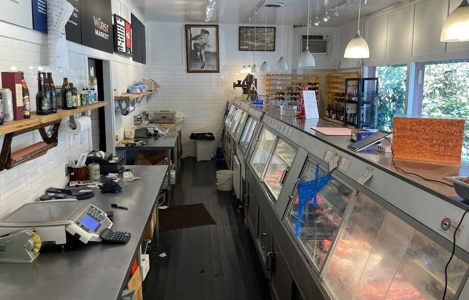 More Photos Of 18893 SE Mcloughlin Blvd, Portland Freestanding For Sale