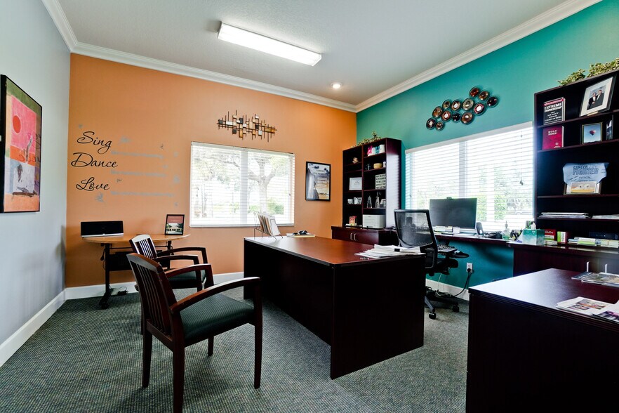 More Photos Of 2910-2914 University Pky, Sarasota Medical For Sale
