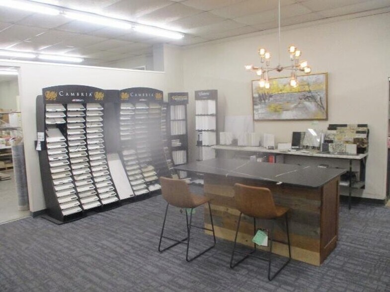 More Photos Of 100 19th St NW, Willmar Showroom For Sale