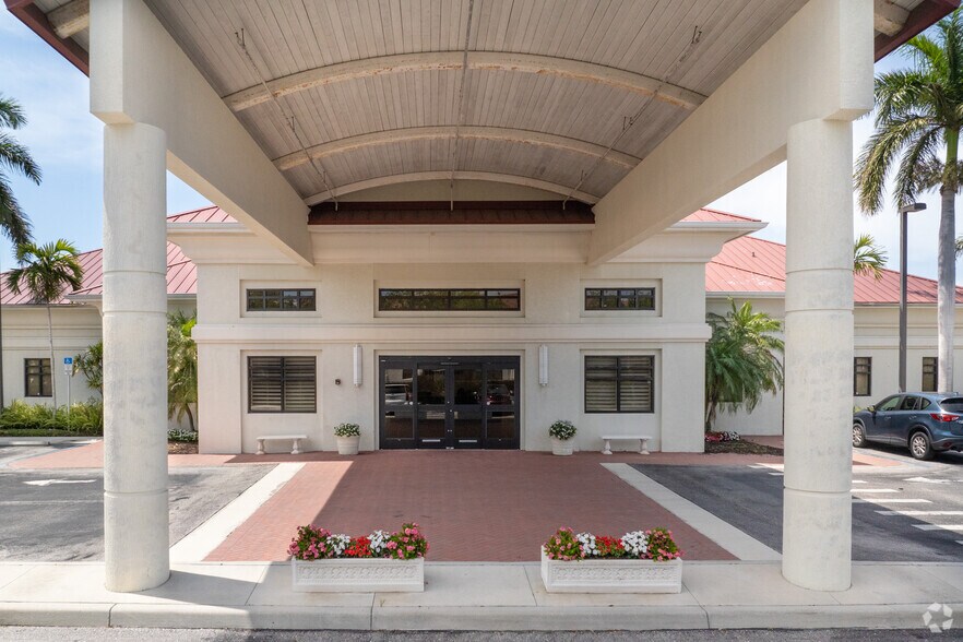 More Photos Of 9090 Park Royal Dr, Fort Myers Medical For Lease