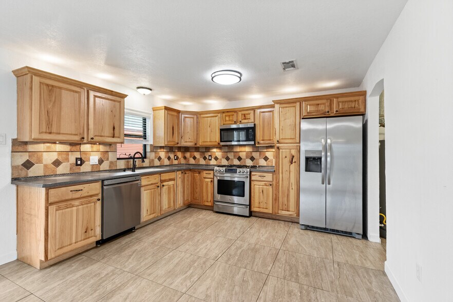 More Photos Of 16815 Avenue A, Channelview Truck Terminal For Sale