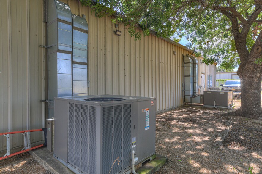 More Photos Of 242 Trade Center Dr, New Braunfels Warehouse For Lease